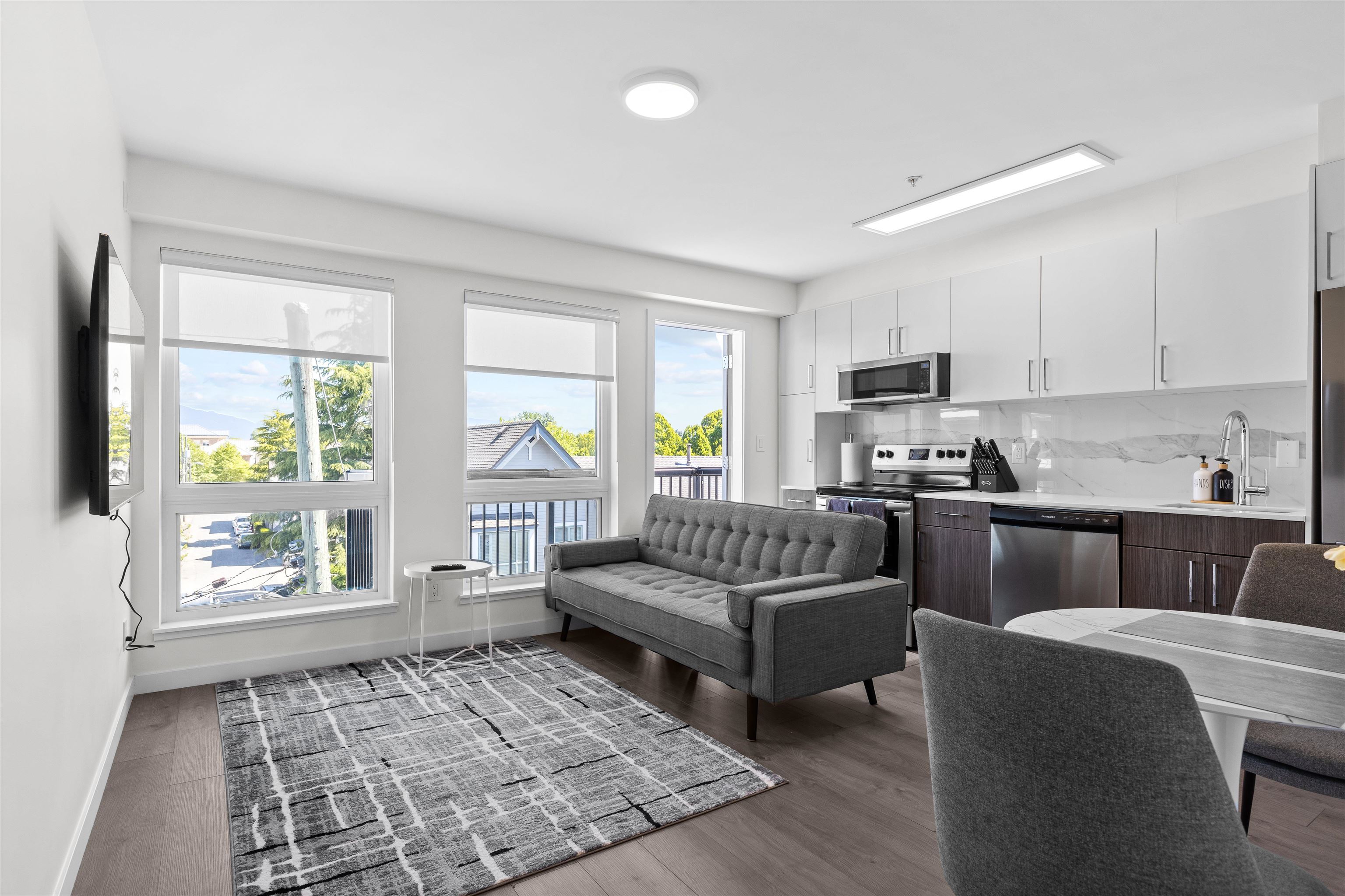 Property Photo:  2551 Kingsway 404  BC V5R 5H3 