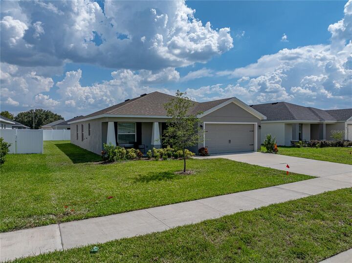 Property Photo:  721 Daphne Drive  FL 33868 