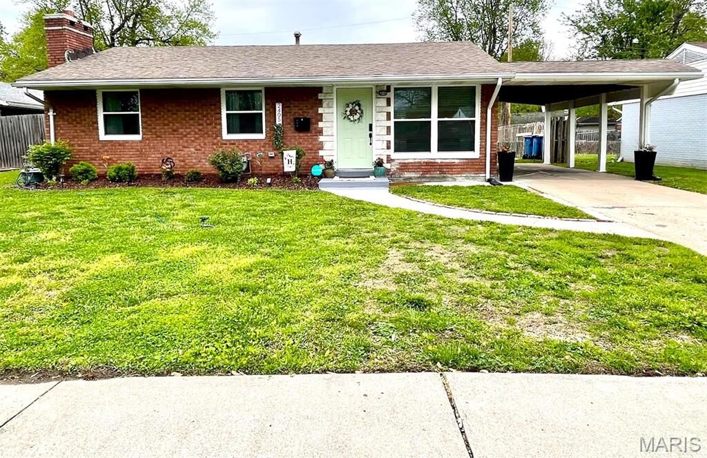 Property Photo:  2405 Kilarney Drive  IL 62040 