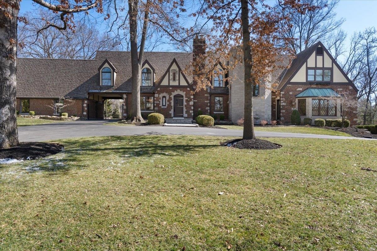 Property Photo: 2124 N Geyer Road MO 63131