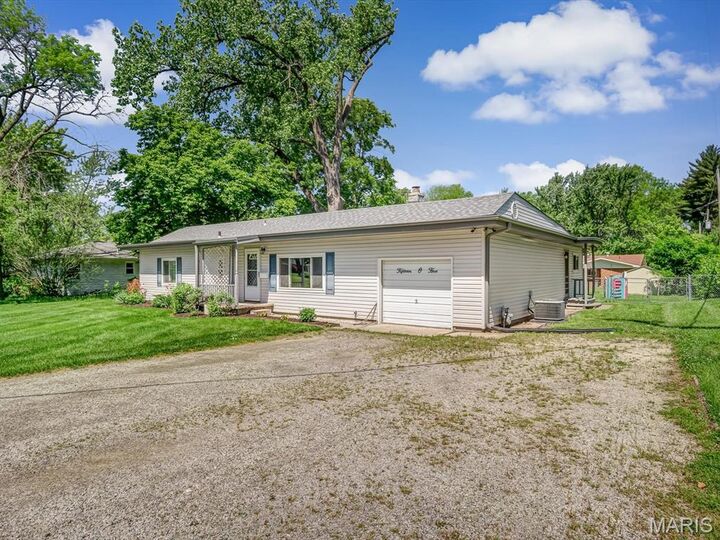 Property Photo:  1505 Muren Boulevard  IL 62221 