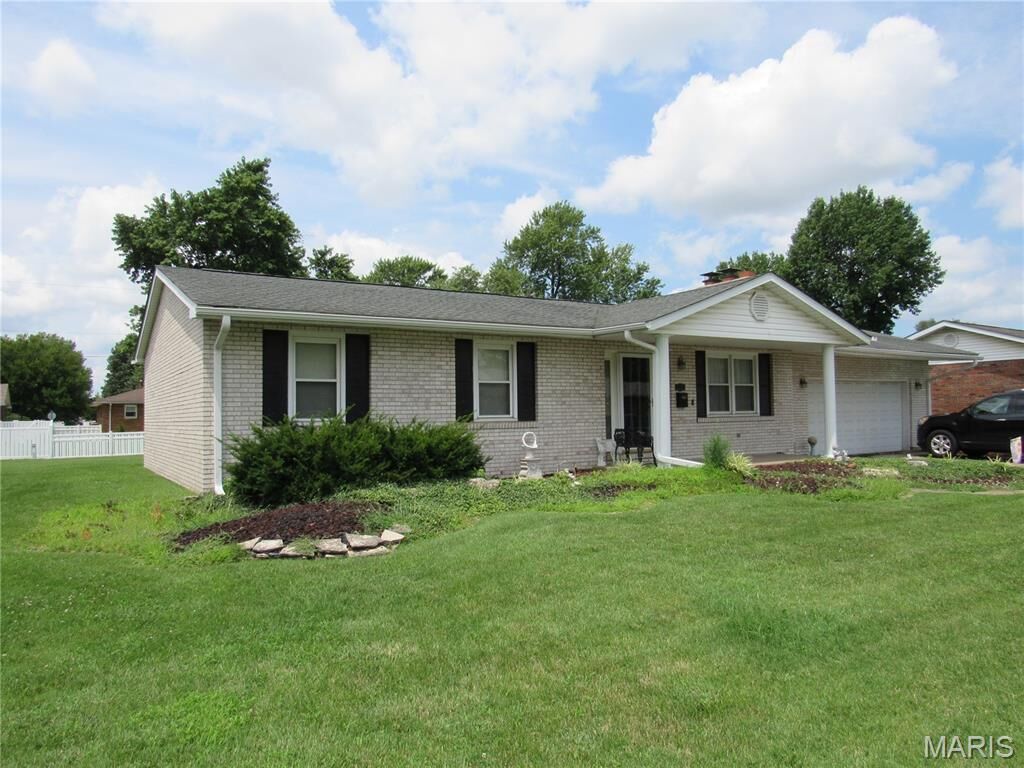 Property Photo:  4570 De Lynn Drive  IL 62040 