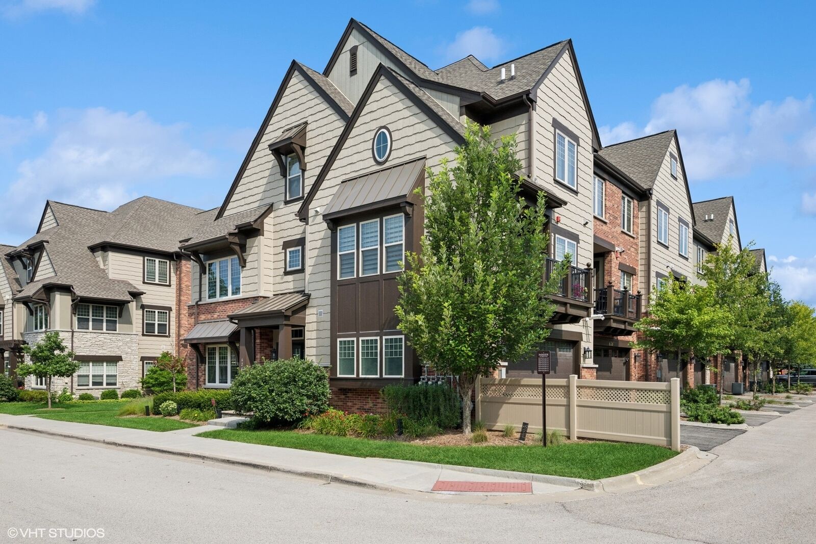 Property Photo: 624 Parkside Court IL 60048