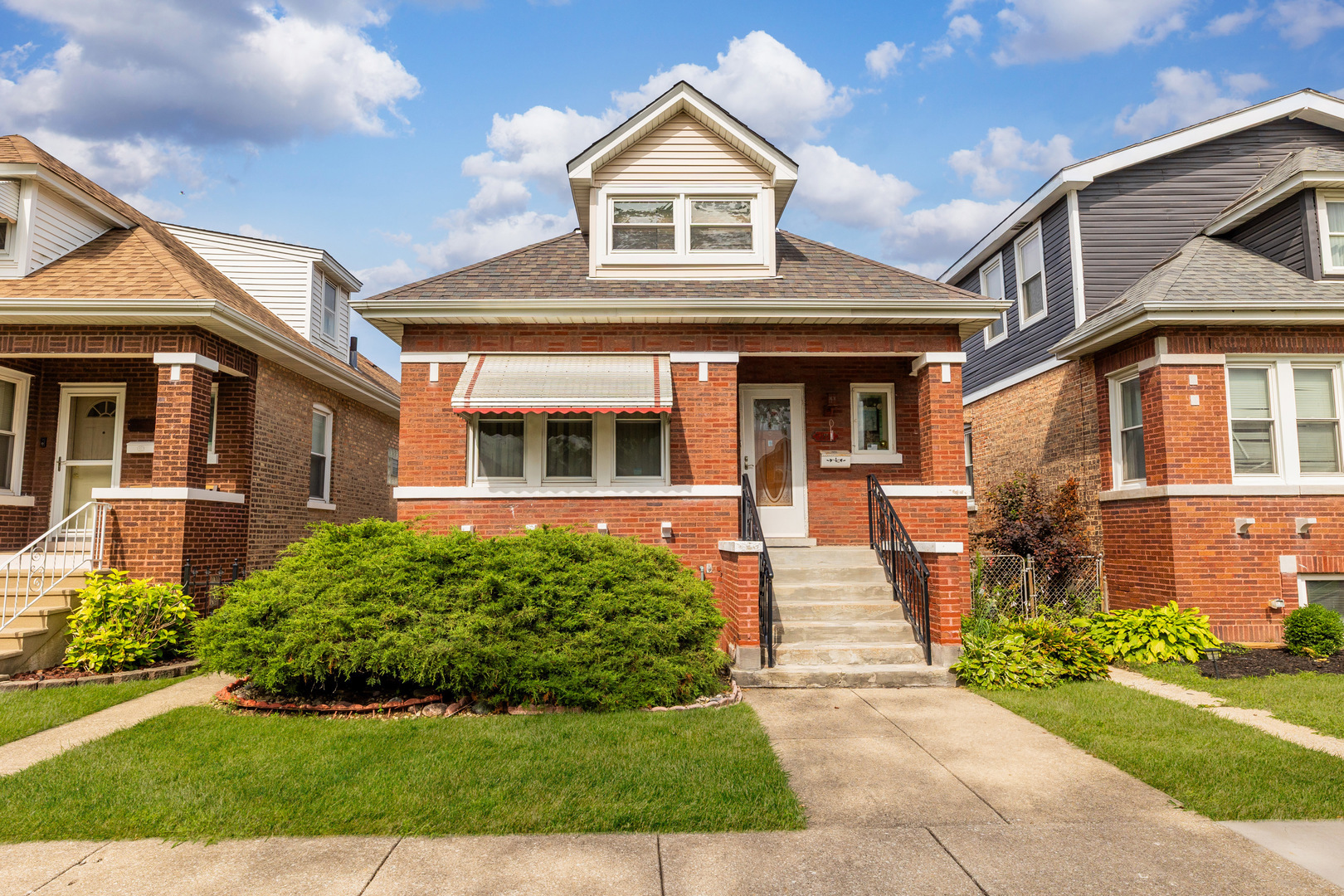 Property Photo: 2438 Grove Avenue IL 60402