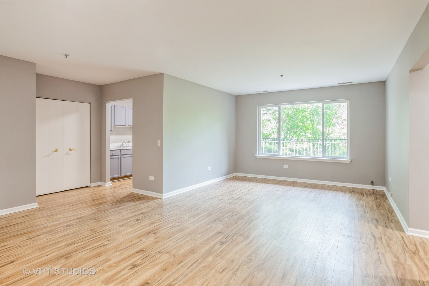 Property Photo: 881 N Swift Road 106 IL 60101