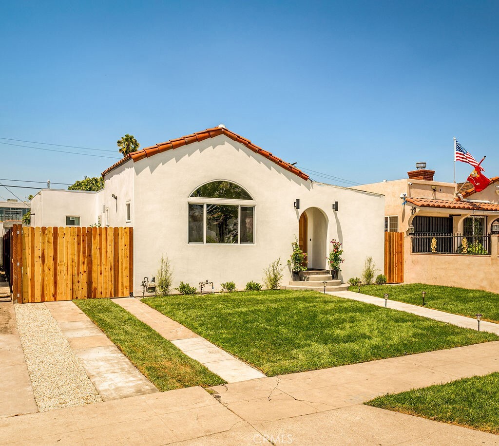 Property Photo:  3009 S Norton Avenue  CA 90018 