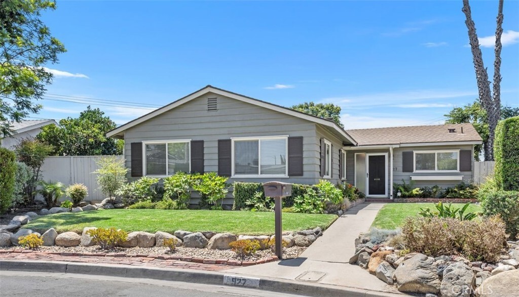 Property Photo:  927 N Alona Place  CA 92801 