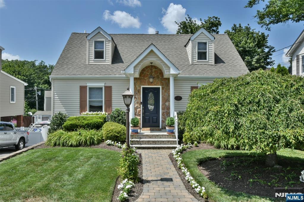 15 Pleasant Avenue  Midland Park NJ 07432 photo