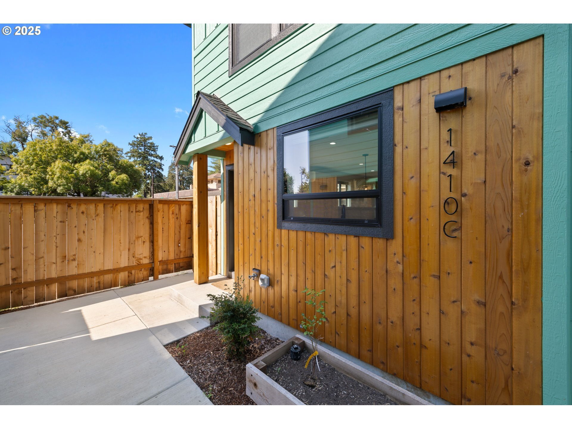 Property Photo:  1410 SE Claybourne St C  OR 97202 