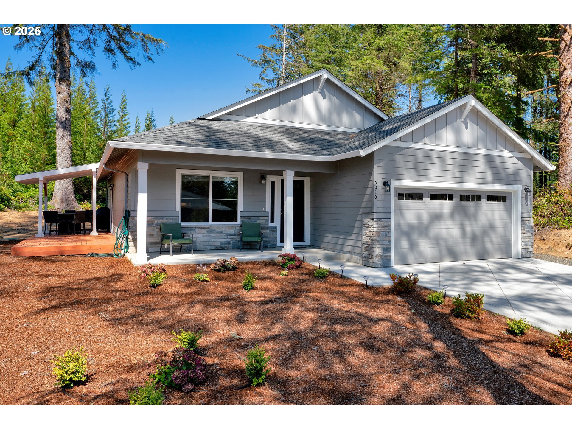 Property Photo:  6010 Little Woahink Dr  OR 97439 