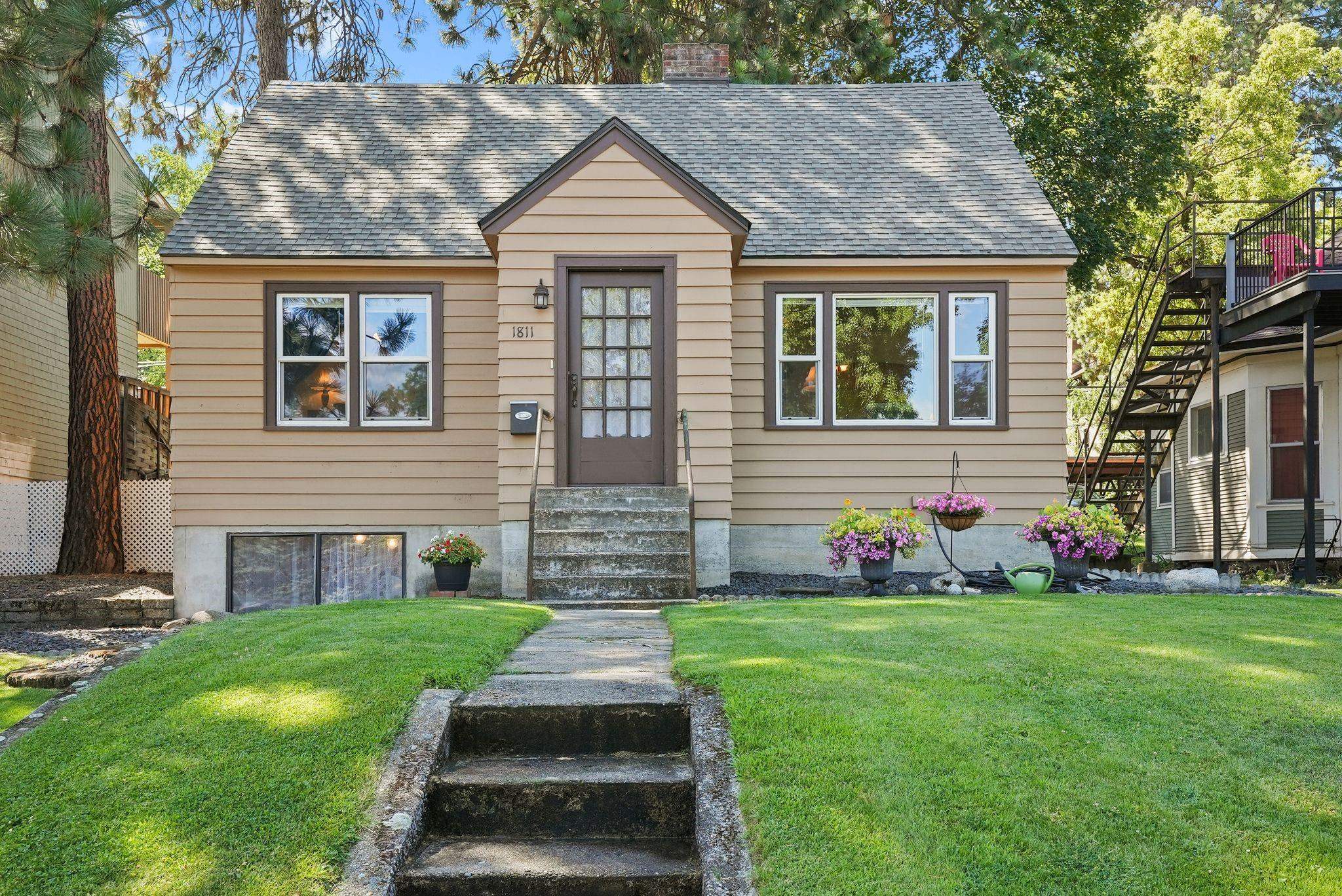Property Photo: 1811 W 8th Ave WA 99204