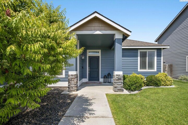 Property Photo:  882 Pikes Peak Dr  WA 99353 