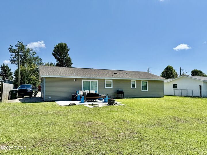 Property Photo: 610 Amy Street FL 32444