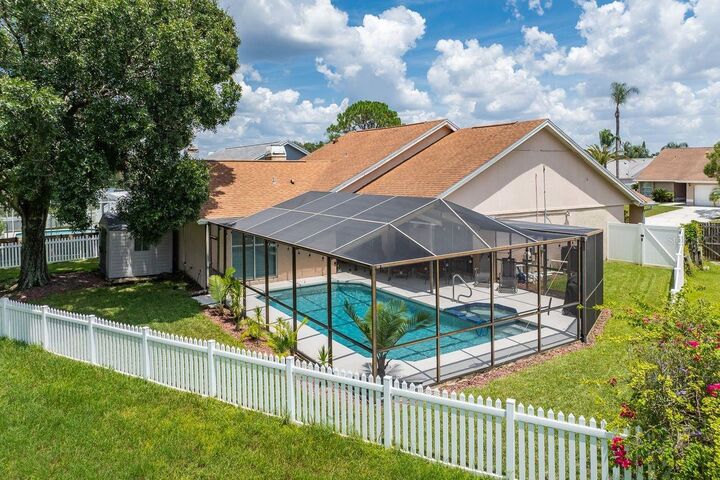 Property Photo:  8727 Boysenberry Drive  FL 33635