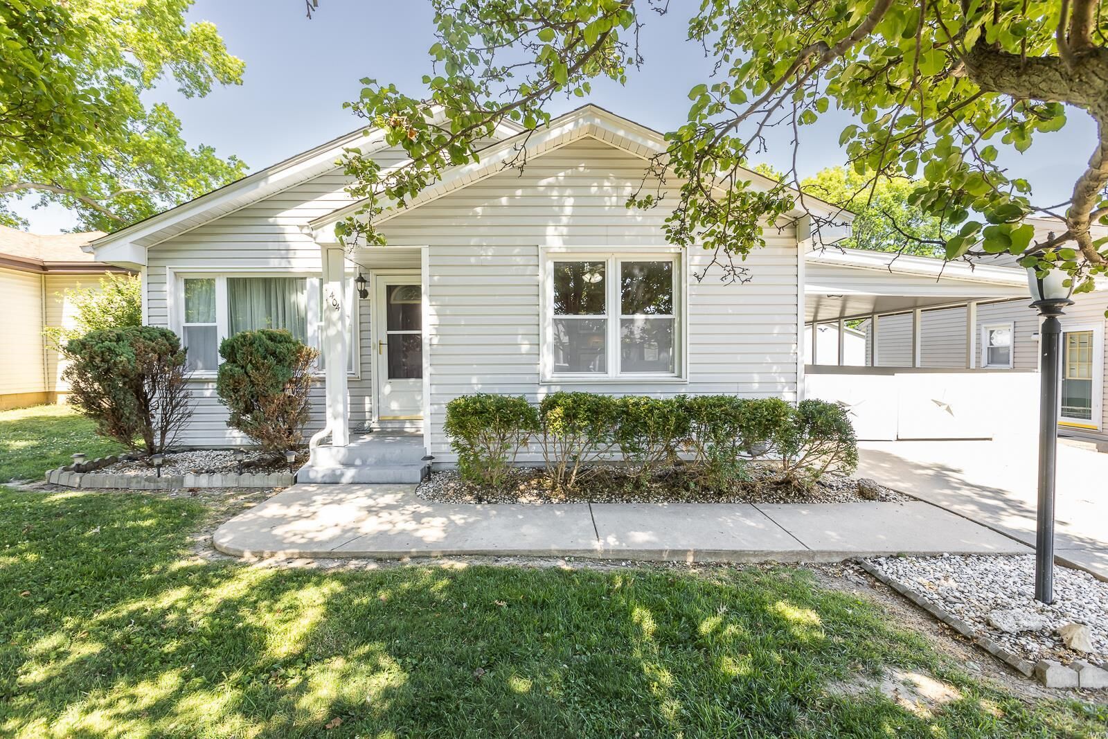 Property Photo:  404 Grand Avenue  IL 62269 