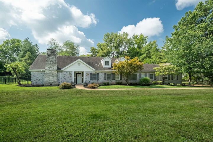 8 W Geyer Lane  Frontenac MO 63131 photo