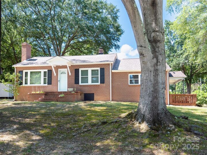 Property Photo: 1414 Hollyleaf Avenue NC 28052