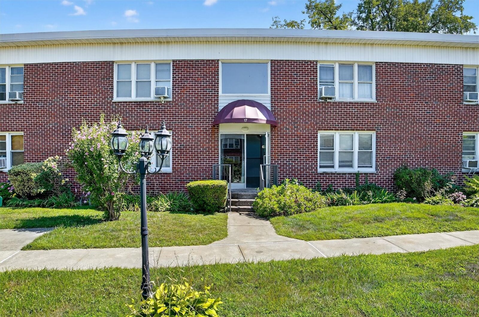 Property Photo:  17 Winchester Avenue 1B  NY 10710 