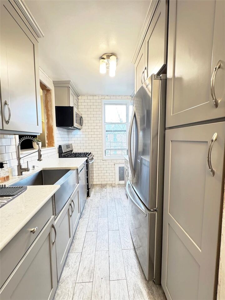 Property Photo:  1475 Thieriot Avenue 6E  NY 10460 
