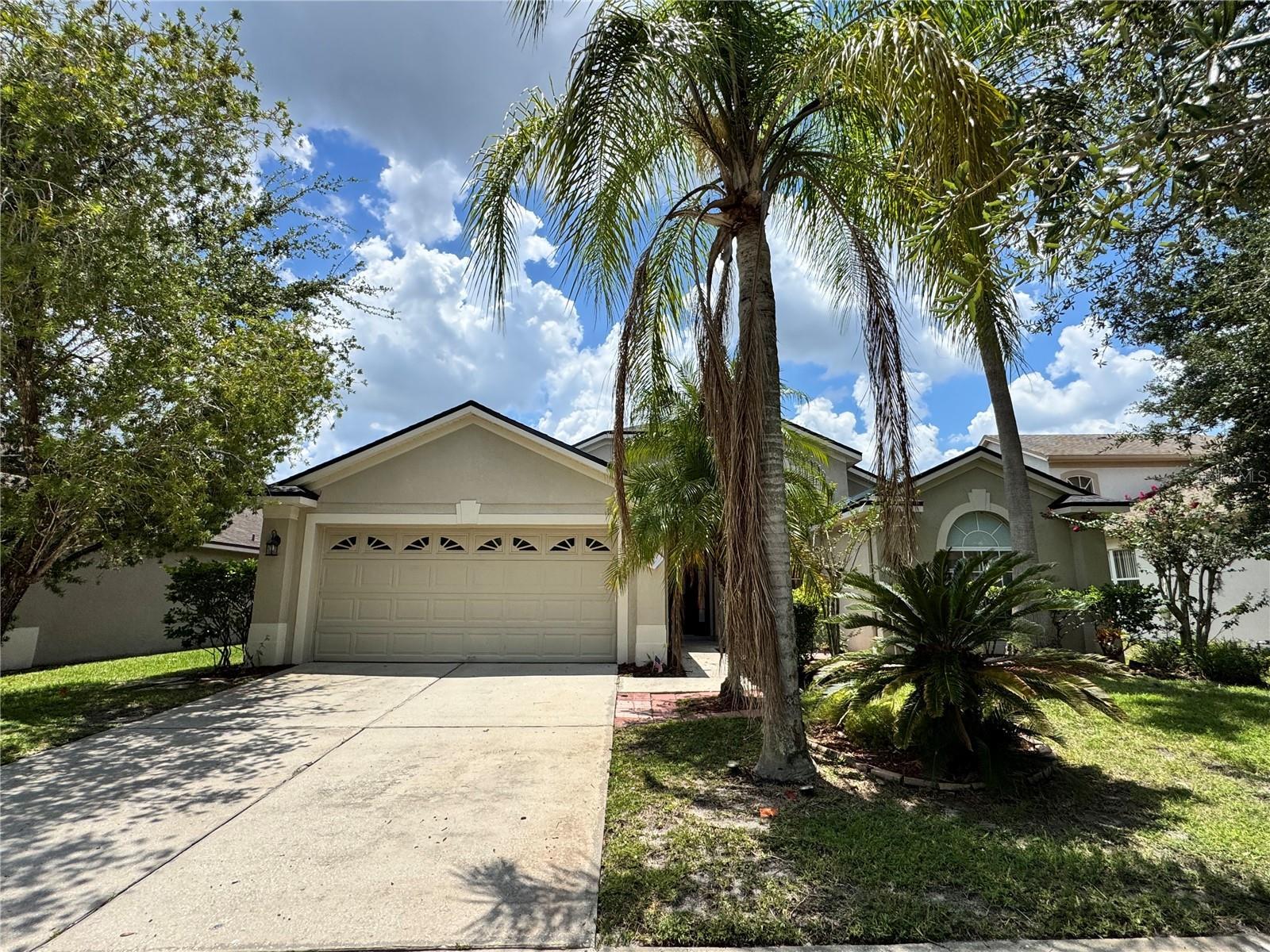 Property Photo: 520 Canary Island Court FL 32828