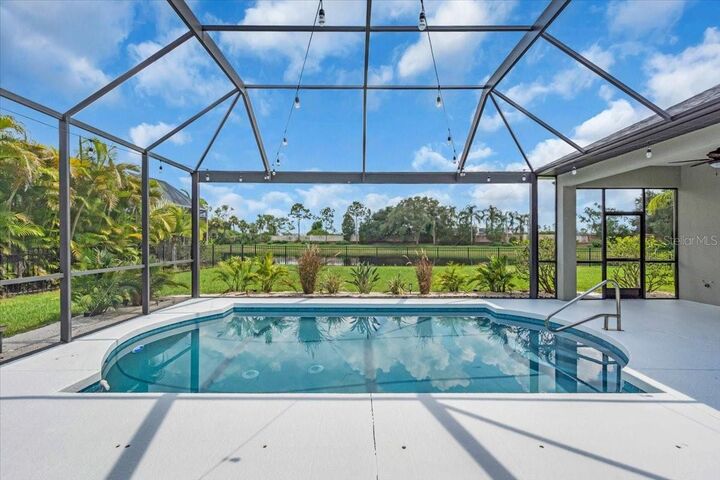 Property Photo: 1438 Brambling Court FL 34212