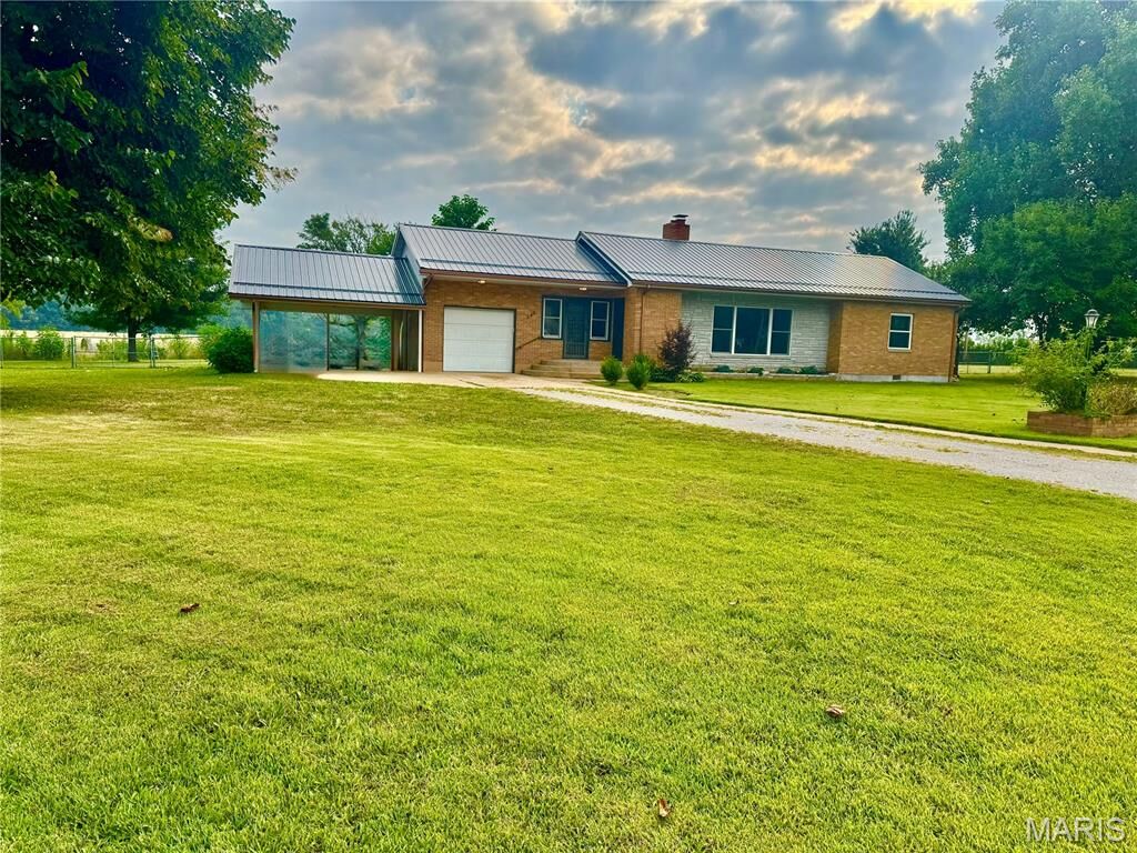 Property Photo:  