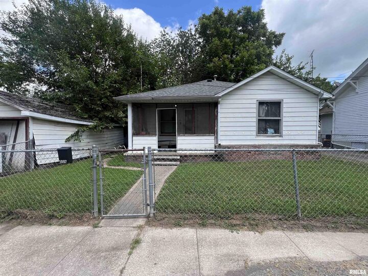 Property Photo:  1007 E 4th Street  IL 62896 