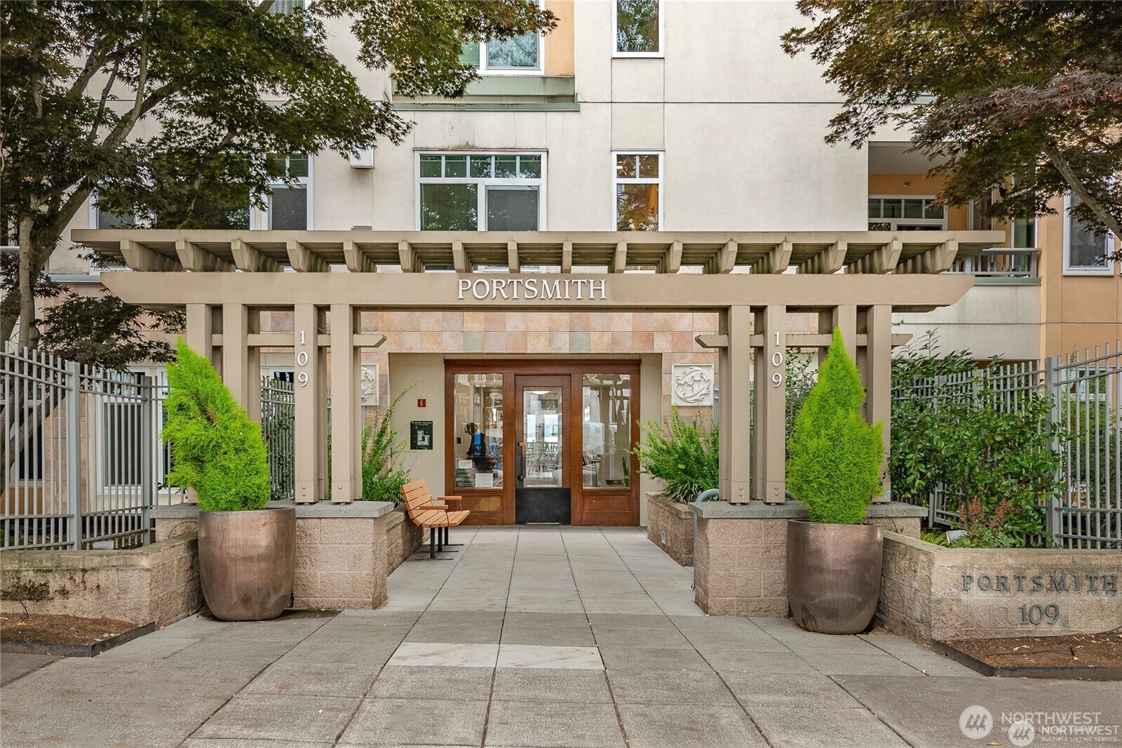 Property Photo:  109  2nd Street S 423  WA 98033 
