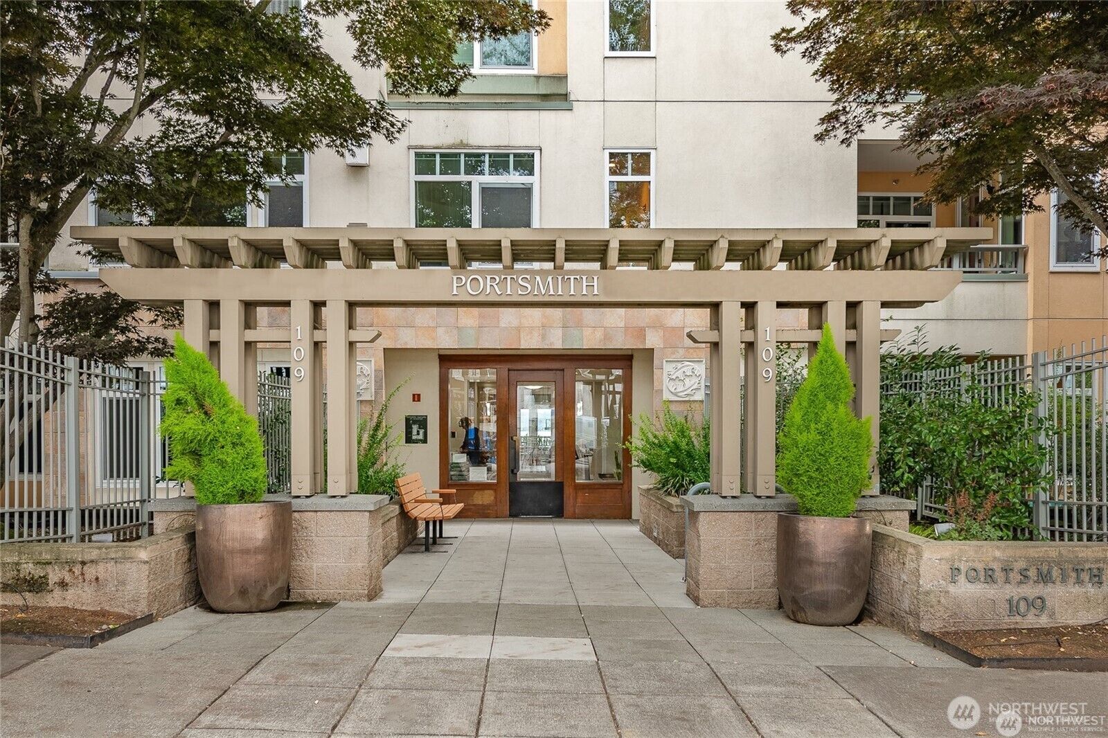 Property Photo:  109  2nd Street S 423  WA 98033 