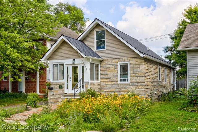 Property Photo: 573 E Oakridge Street MI 48220