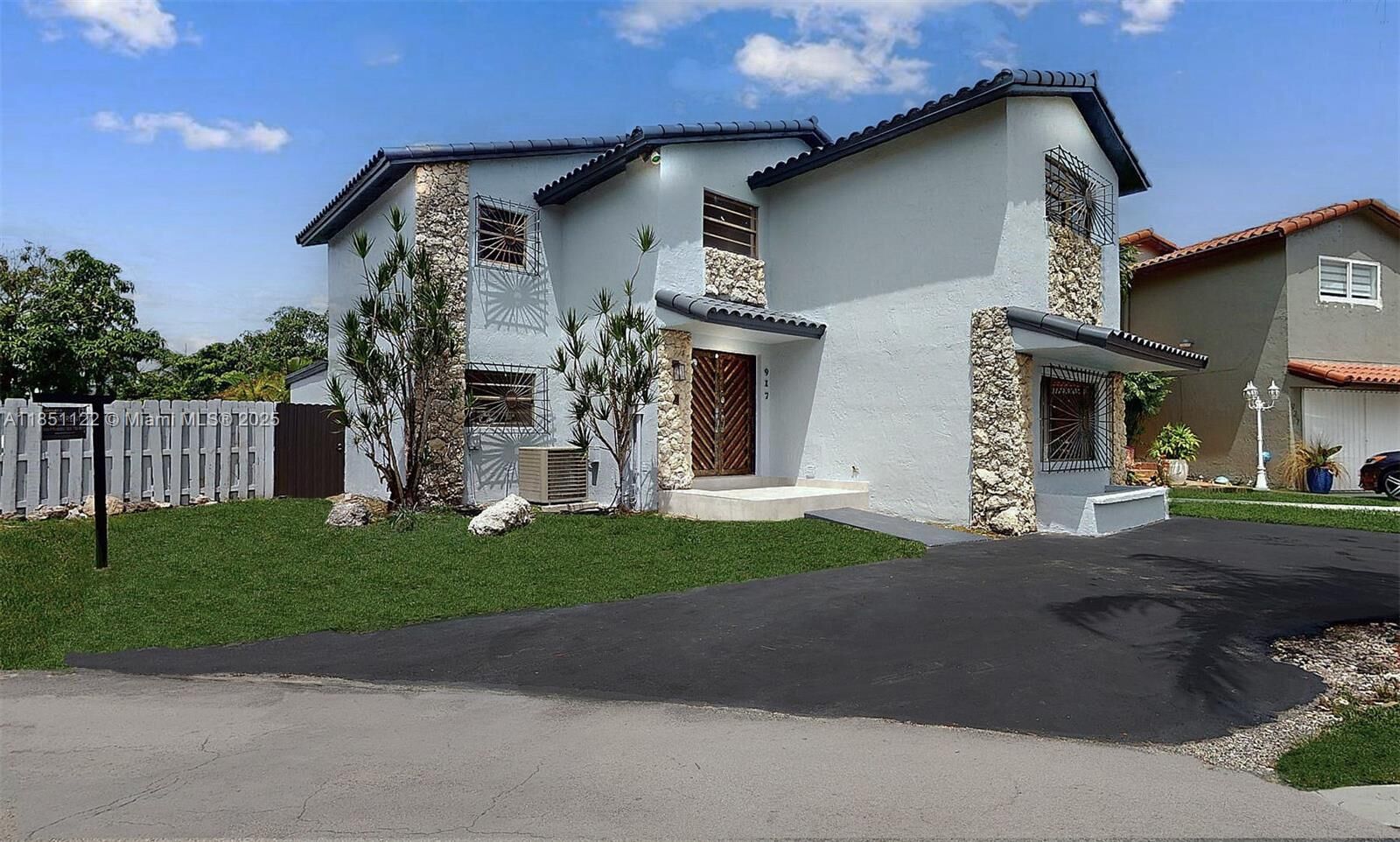 Property Photo: 917 SW 135th Ct FL 33184