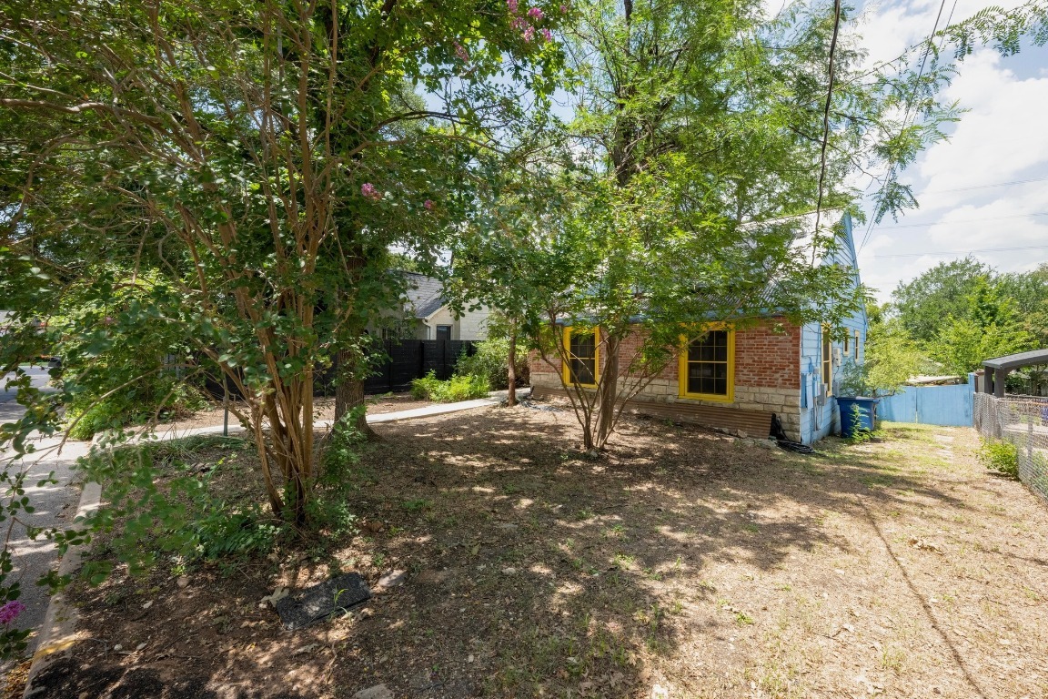 Property Photo: 1502 Wethersfield Road TX 78703