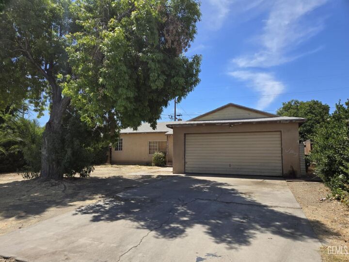 Property Photo: 1901 Bradley Avenue CA 93304
