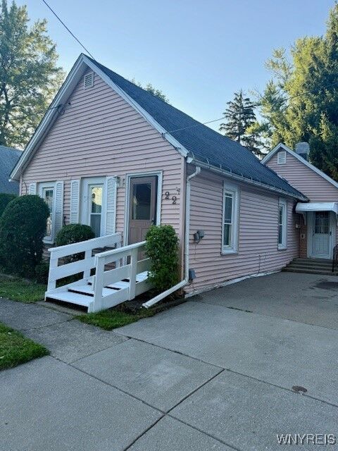 Property Photo: 22 Broughton Court NY 14150
