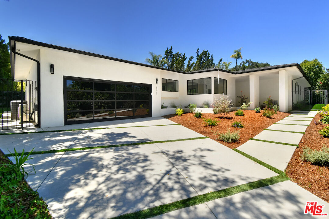 Property Photo:  3221 Elvido Dr  CA 90049 