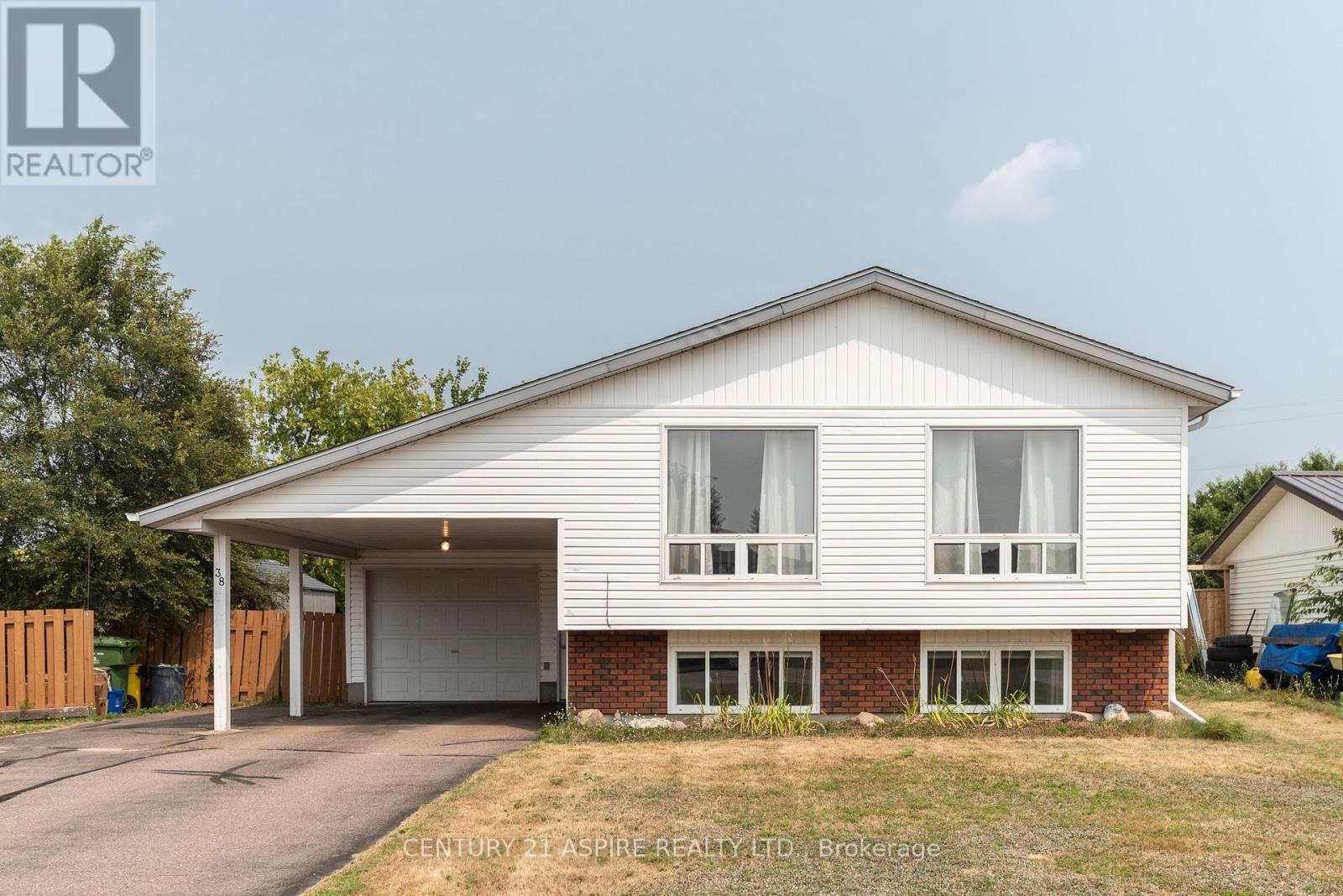 38 Vereyken Crescent  Petawawa ON K8H 2C5 photo