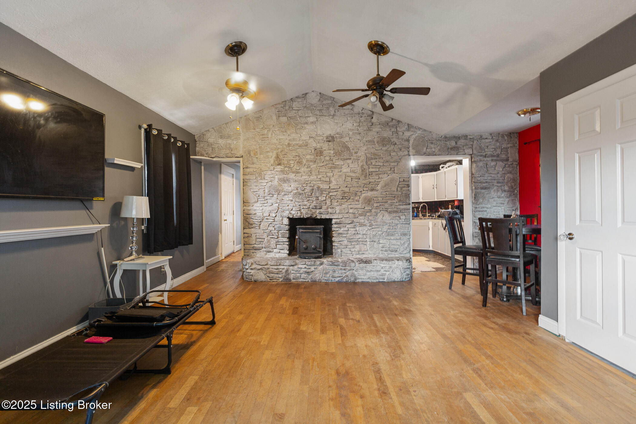 Property Photo:  2823 Montgomery St  KY 40212 