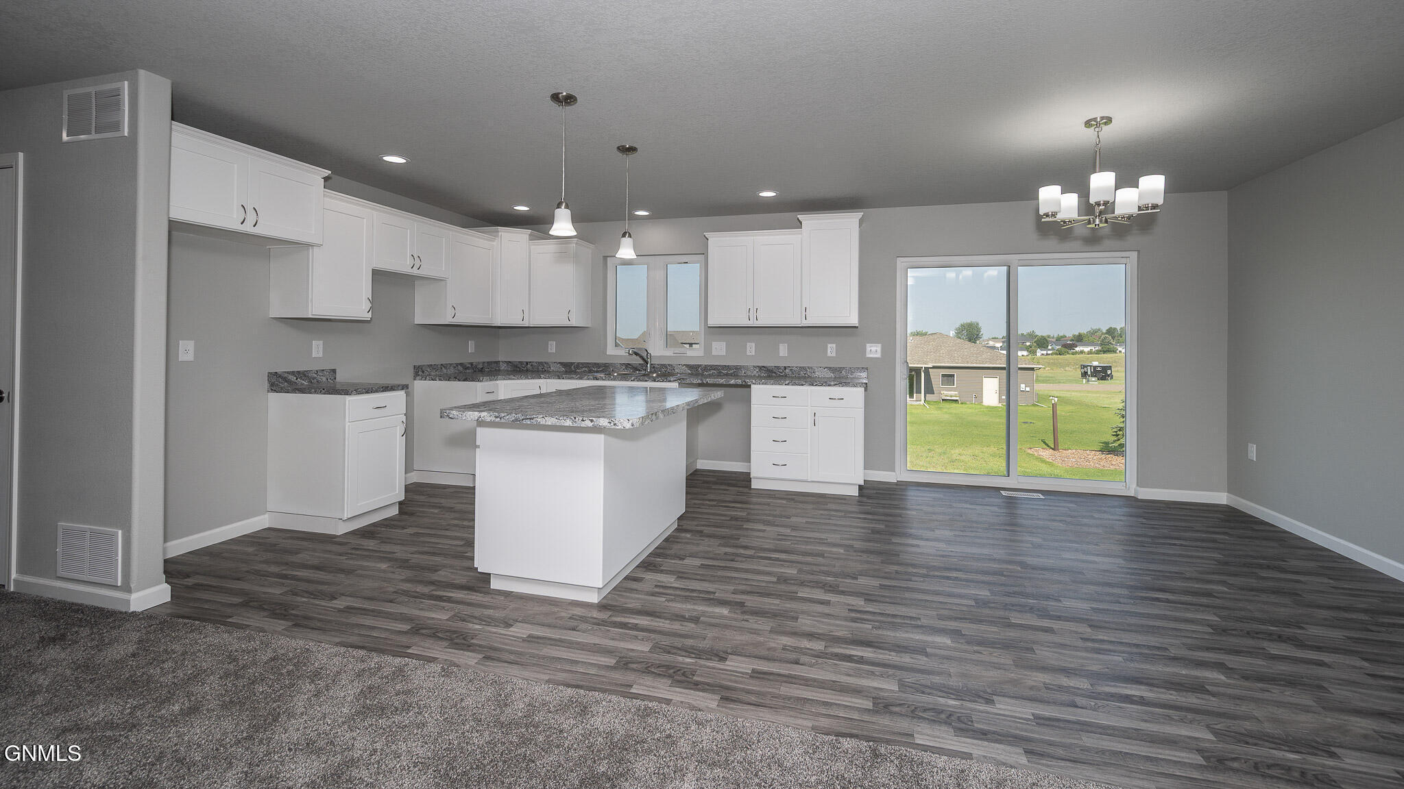 Property Photo:  1709 Blackstone Loop E  ND 58523 