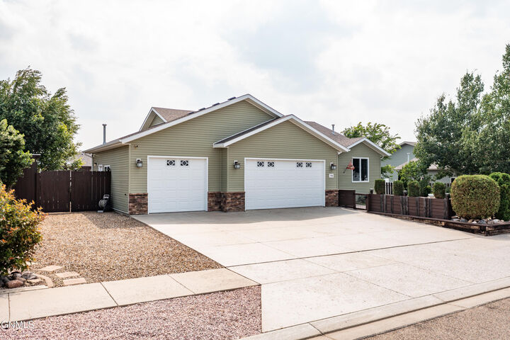 Property Photo:  701 Lincoln Court SE  ND 58554 
