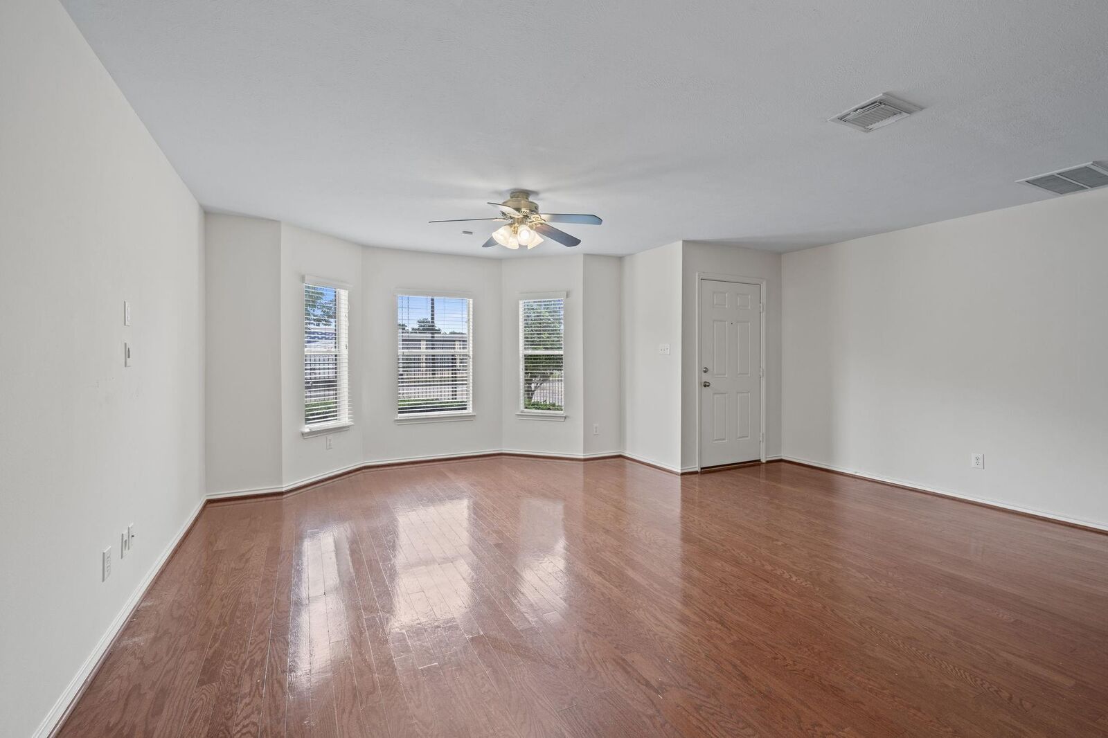 Property Photo:  1719 Redwing Pines Drive  TX 77009 
