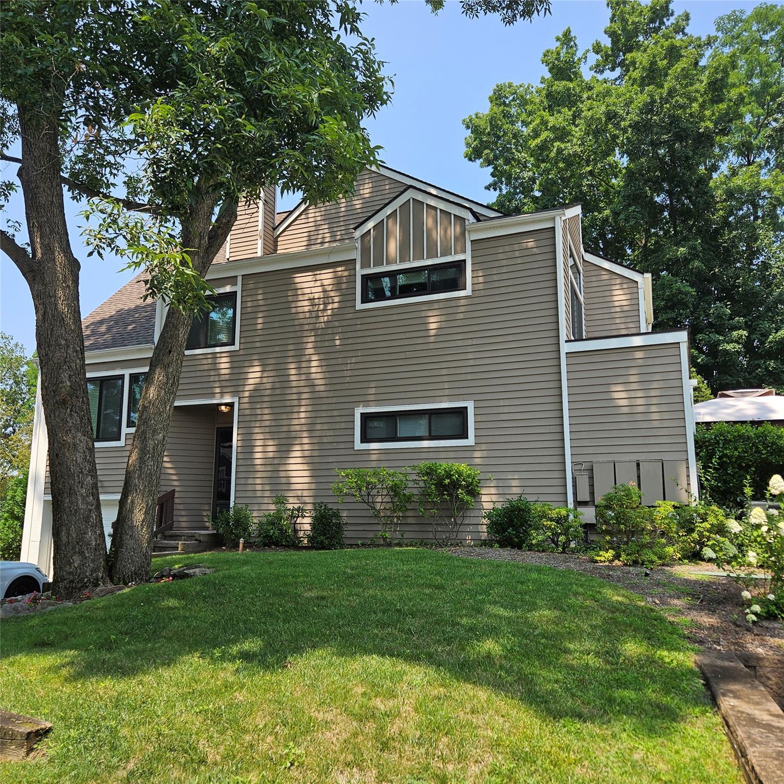 Property Photo:  7 Top Of The Ridge Ridge B4  NY 10543 