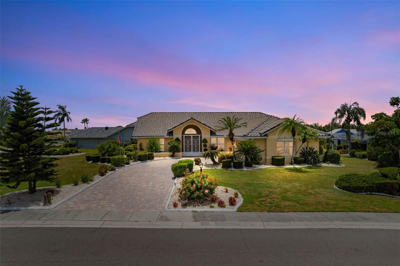 Property Photo: 2121 New Bedford Drive FL 33573