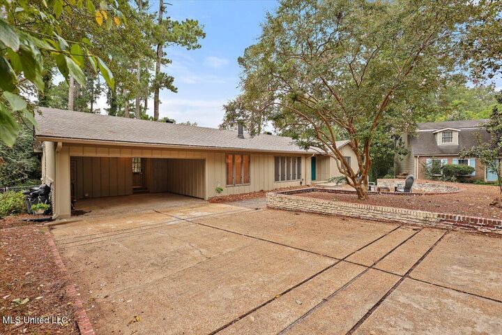 Property Photo:  2009 Southwood Road  MS 39211 