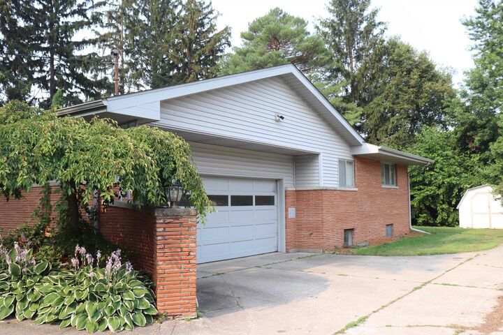 Property Photo:  2105 Marlou Court  MI 48603 