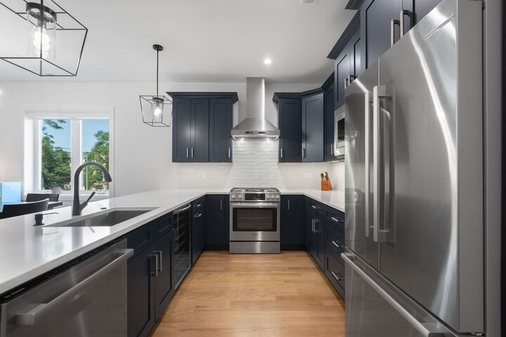 Property Photo:  4441 N Ashland Avenue 201  IL 60640 