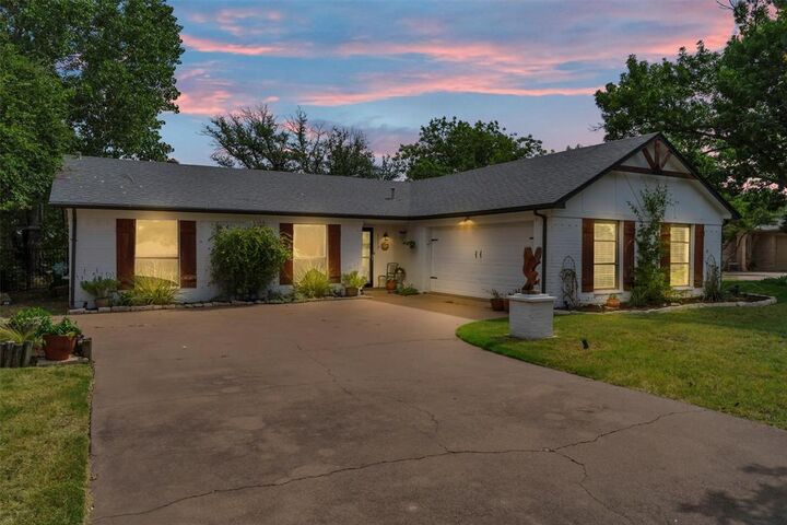 Photo de la propriété:  5123 Fairway Circle  TX 76049 