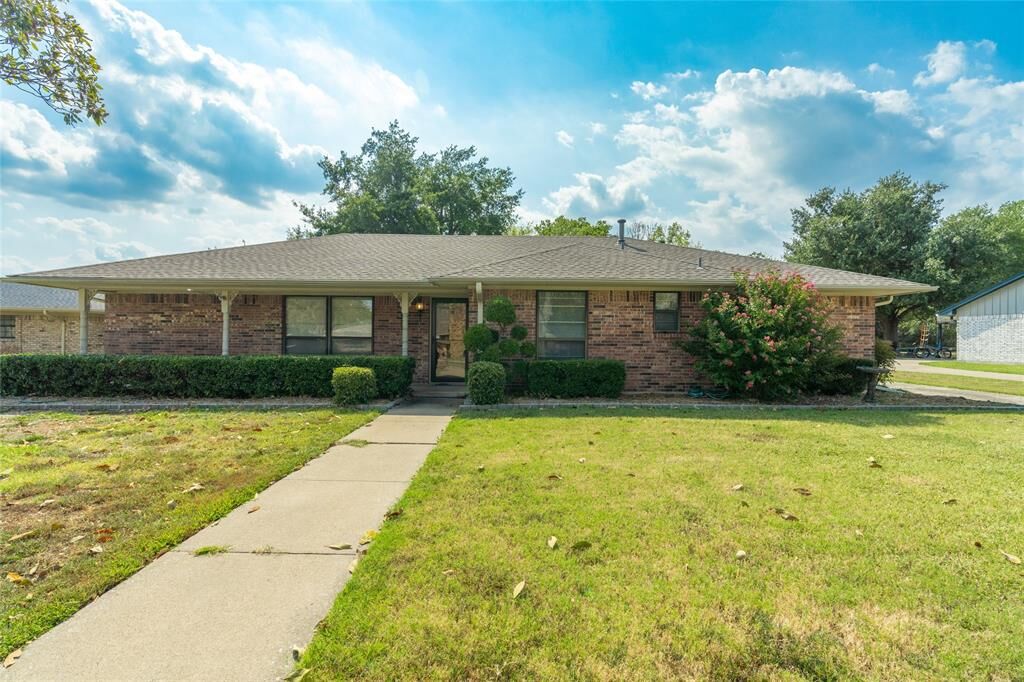 Property Photo: 110 Oak Glen Drive TX 75402