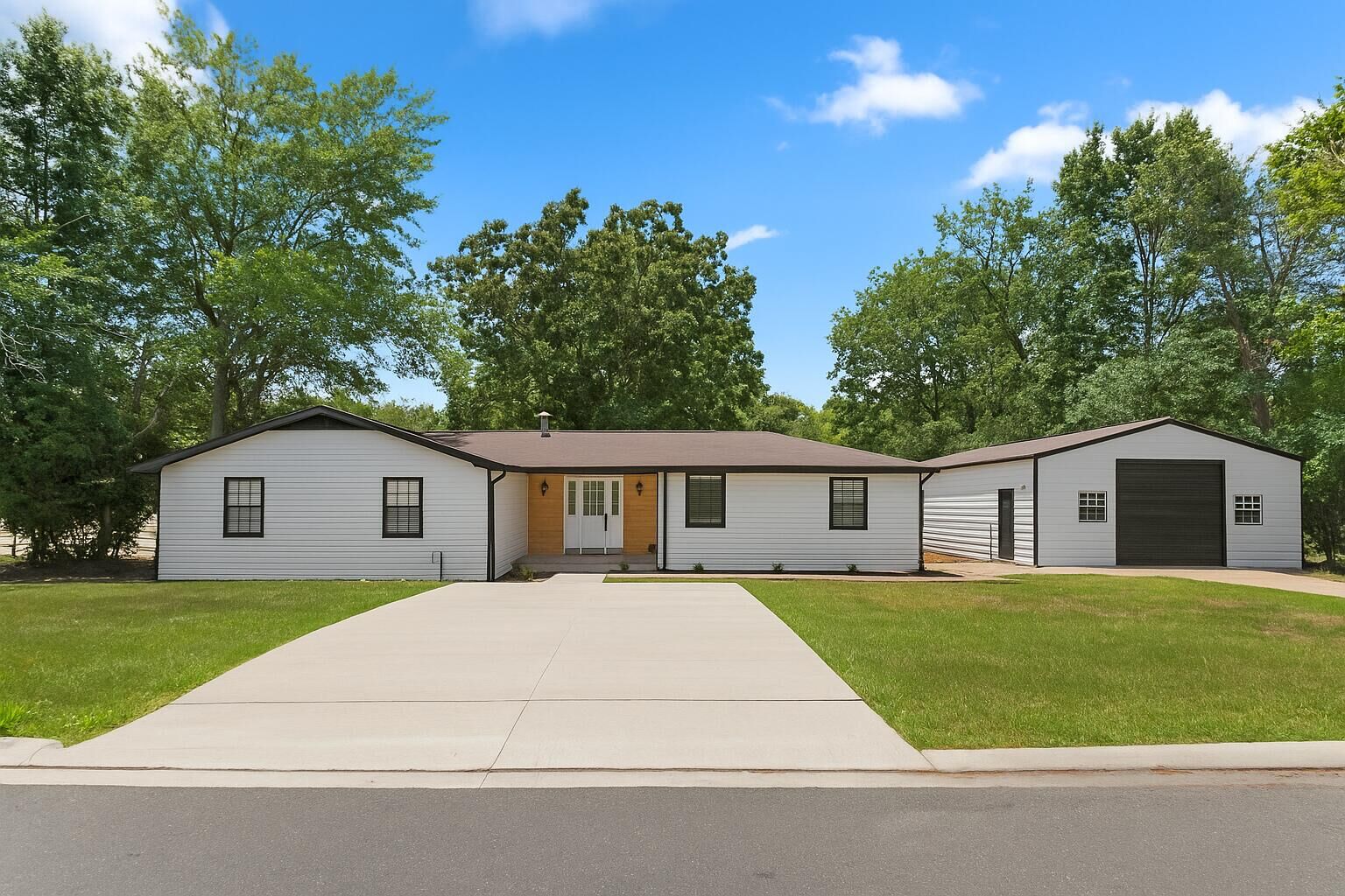 Property Photo: 902 S 10th St LA 71446