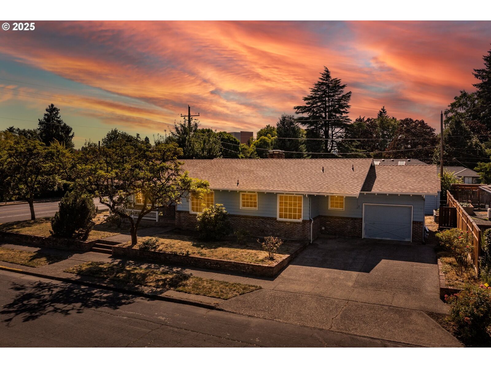 Property Photo: 1100 NW Dixon St OR 97330
