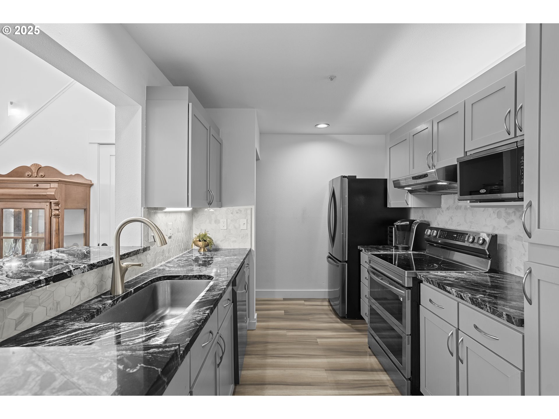 Property Photo:  281 N Hayden Bay Dr  OR 97217 